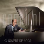 18-02-1987 Tom Parker at studio in Amsterdam.

[keywords]Posed, Half Length, Eyecontact, Smiling, Piano[/keywords]